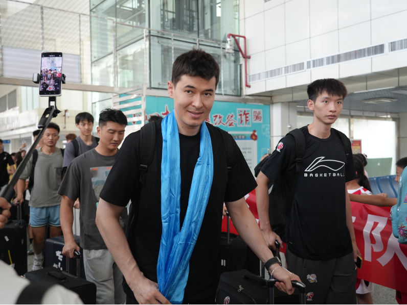 城机场, 黄万里, 把对篮球的 城机场, 黄万里, 把对篮球的