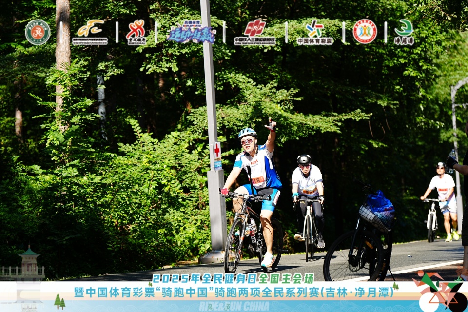 得天独厚的, 伴随着清脆, com