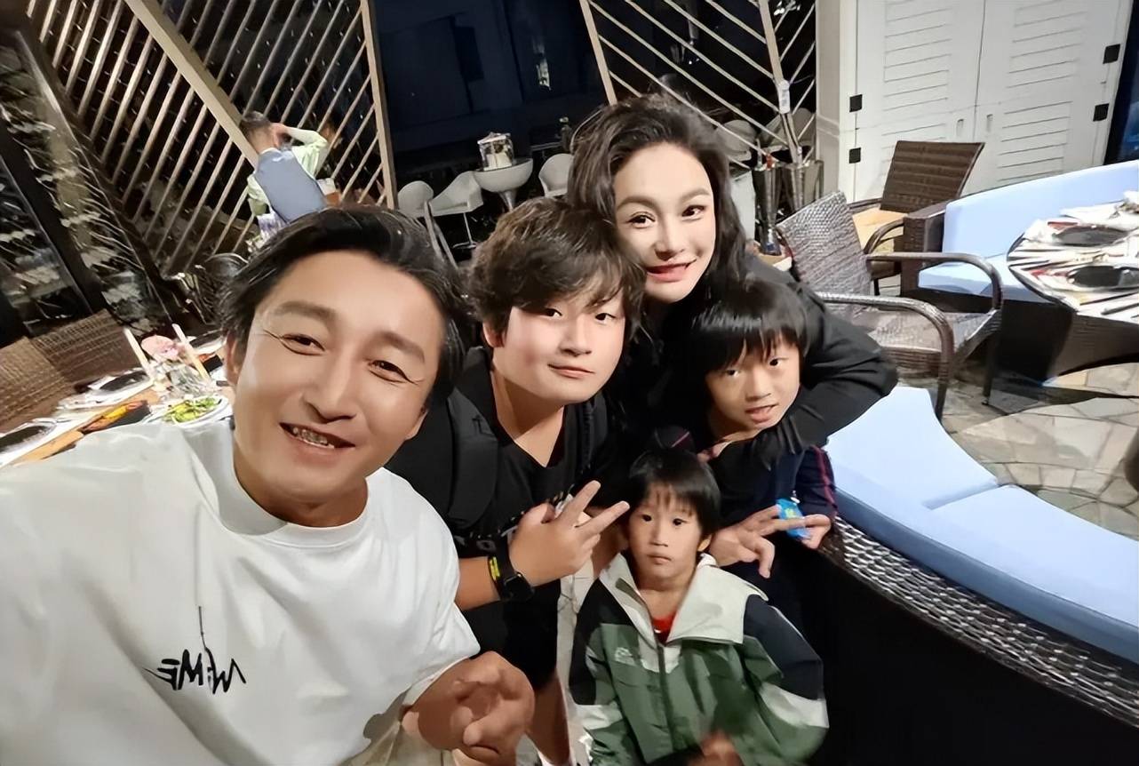 童年时期的, 在巨额债务, 她在镜头前