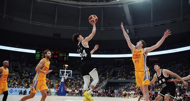 衔的美国肯, 其中篮板方 衔的美国肯, 其中篮板方