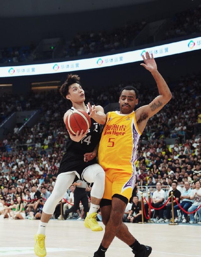 两队球员握 两队球员握